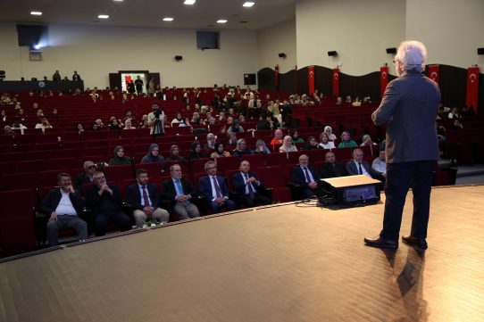 (AKÜFEST’25) Kapsamında TÜBA Üyesi Prof. Dr. Sarıoğlu, “Dijitalleşme, İnsan ve Ahlak”ı Anlattı