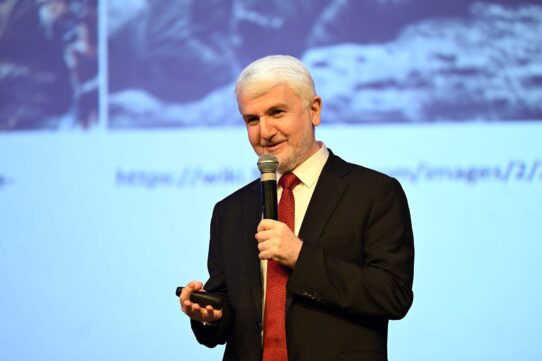 AKÜFEST’26 kapsamında Prof. Dr. Mahmut Faruk Akşit, “Savunma Teknolojileri ve Tarihimizin Dönüm Noktaları”nı Anlattı